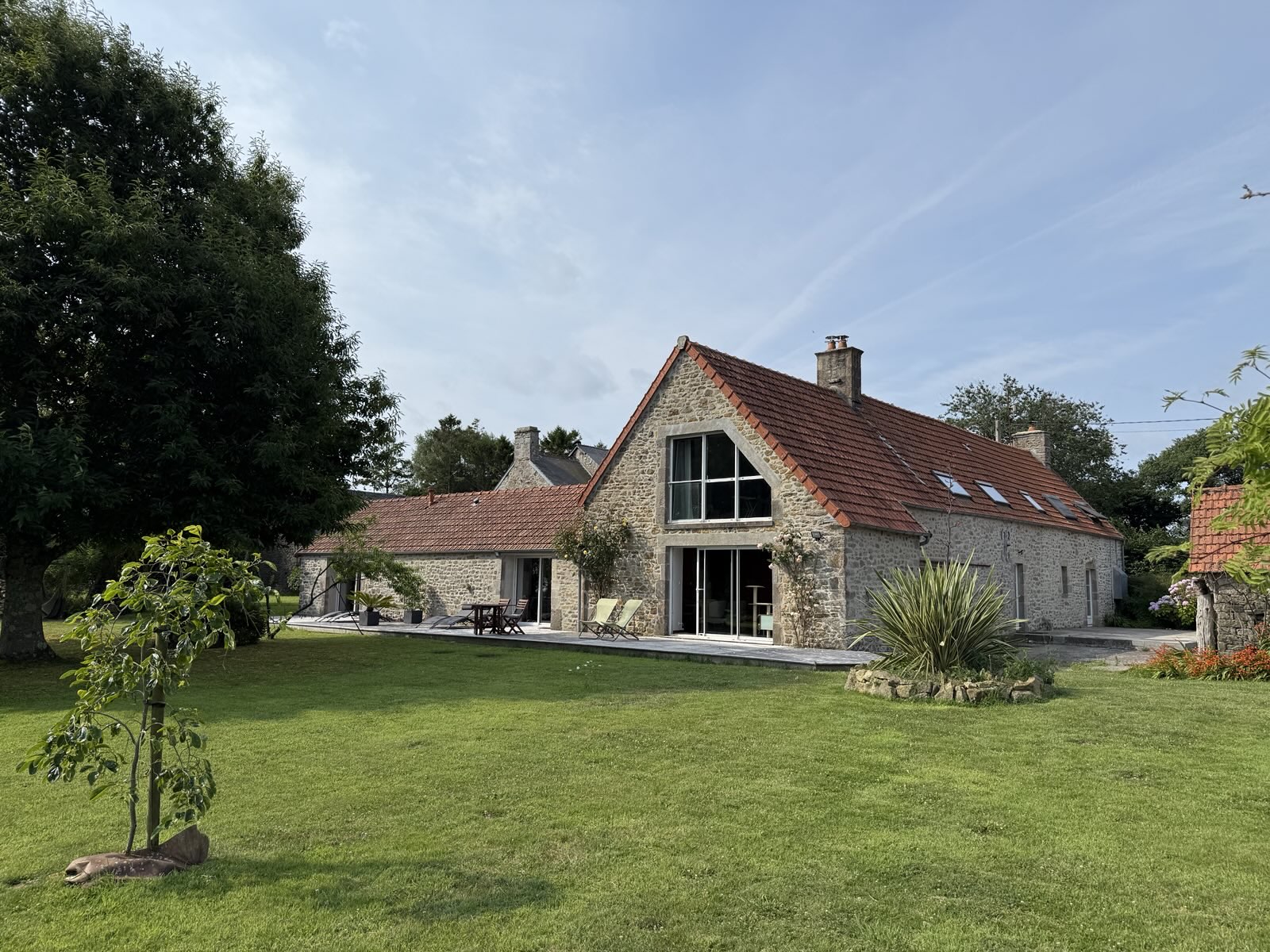 Façade en pierre des Embreoles à Clitourps, Normandie